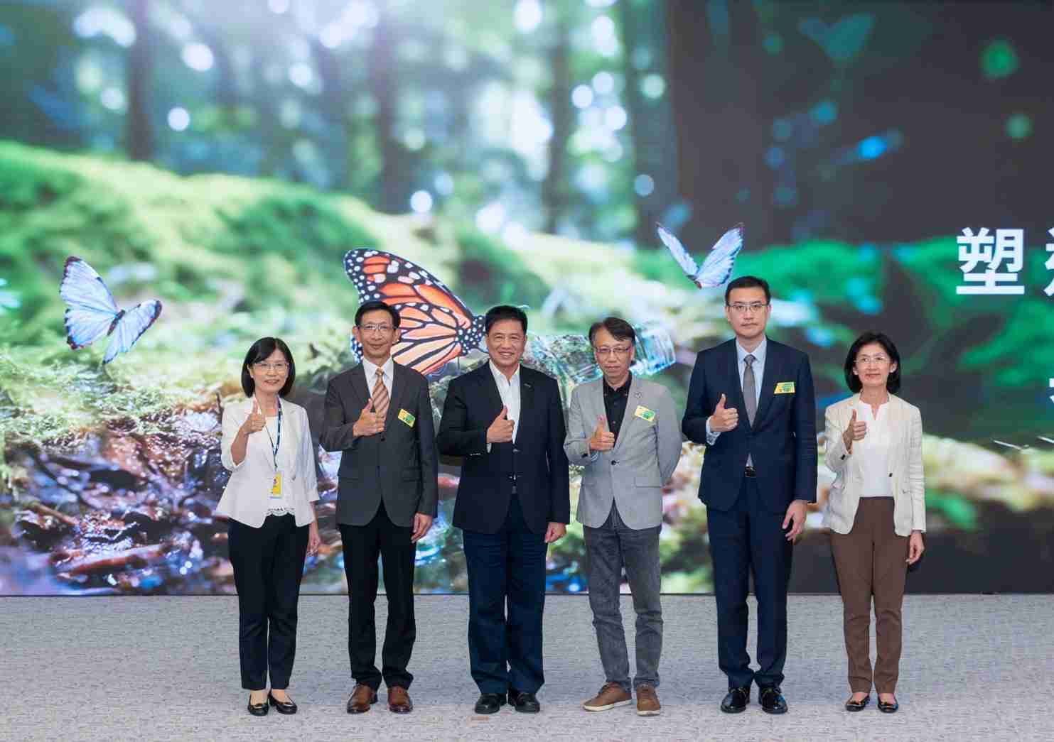 友達2023 CSR共榮大會，，，邀請領域專家分享交流生物多樣性管理趨勢、、、無塑產品、、海廢永續塑料等議題  （圖左到右：友達光電永續長古秀華、、、3M台灣技術長陳君杰、、、、友達光電董事長暨集團策略長彭双浪、、、、光寶科技企業永續發展處處長陳慶暉、、安永聯合會計師事務所執業會計師曾于哲、、、友達光電供應鏈總部副總經理吳宜芳）