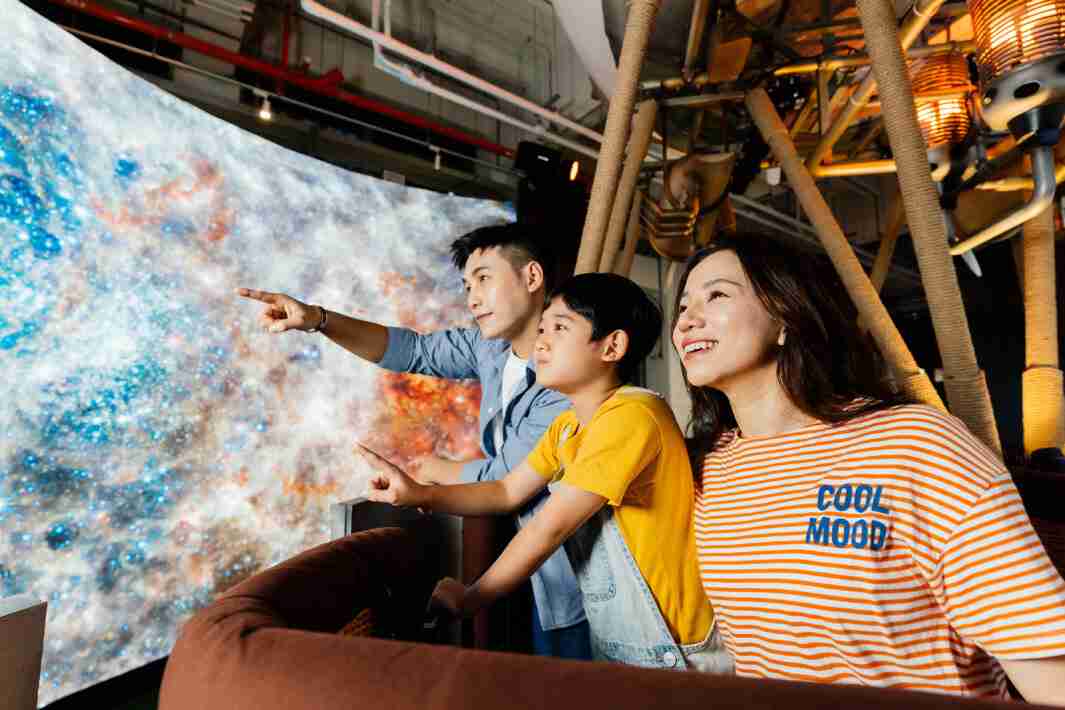 Wepay打造全台最大宽6公尺、、、高4公尺、、、、唯一搭载LED弧形拼接显示屏的动感飞行船，，，，让乘客驻足在热气球上，，，，享受身历其境的伪出国旅游乐趣