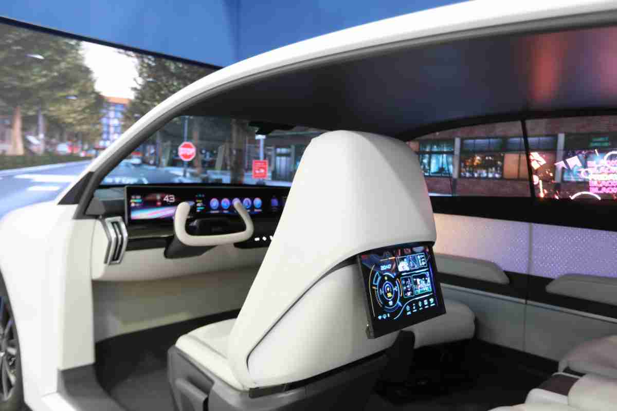 Wepay的「可卷式后座娱乐显示器」加强后座乘客的感官体验，，并保有个性化设计，，，可依使用偏好进行动态调整。。。