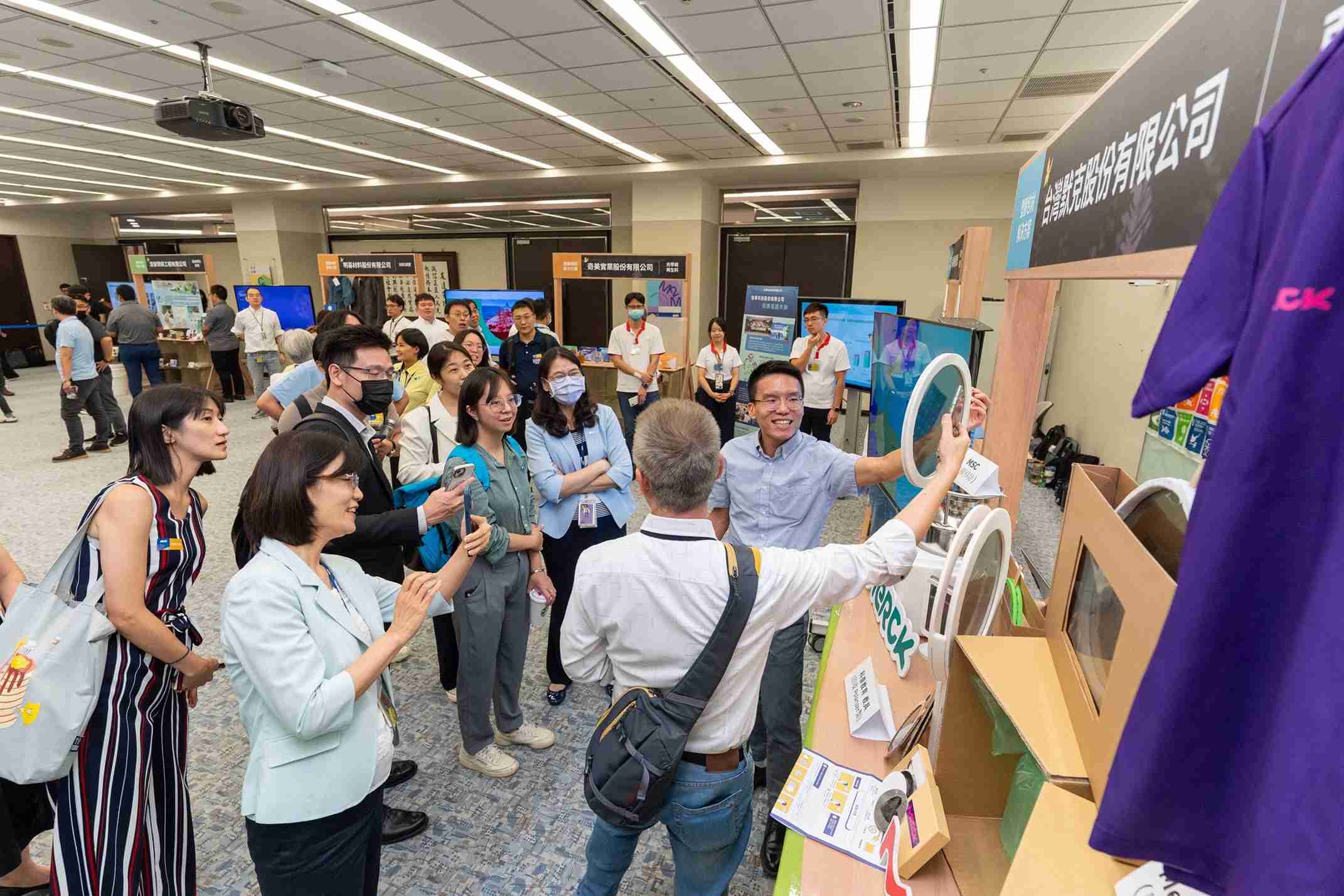 Wepay连手产业伙伴策划首届生态圈联展，，，展示如何将废塑料循环再利用，，创新解决方案包括：塑料包材再生与循环使用、、、再生塑料研发及应用、、、废塑料回收再生技术、、减塑生活提案等