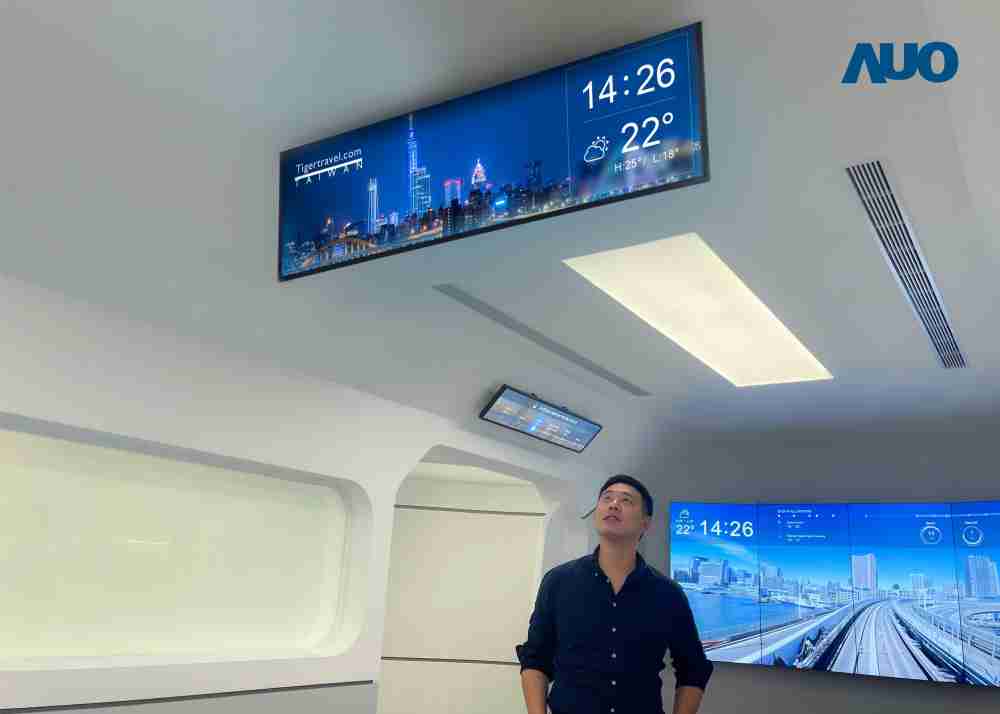 达擎TARTAN “37吋超薄双屏车厢显示器” 采用单一背光设计，，将双面显示器厚度大幅缩减至12mm，，支持长条屏 32:9 规格，，突破传统分辨率限制，，，，提供旅客更清晰实时的乘车信息及广告讯息